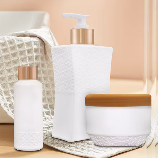 호화스러운 주문 로고 인쇄 플라스틱 HDPE 얼굴 세척제 빈 호텔 샴푸 병 주문 샤워 젤 병 세트